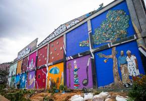 El mural lo guió el artista Fredy Serna, y es una construcción colectiva de la comunidad. Foto: Carlos Velásquez.