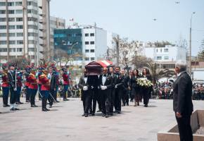 Alberto Fujimori es despedido con flores, fotografías y mensajes de cariño por la población peruana que lo apreciaba, especialmente simpatizantes de la derecha. FOTO: Getty