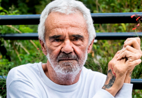 Jorge Alberto Restrepo Gómez también conocido como el Gallero, Tapeto o el poeta de Barbacoas, espera publicar una antología con los textos y poemas que recogen su experiencia en las calles del centro de Medellín. Foto Jaime Pérez. 