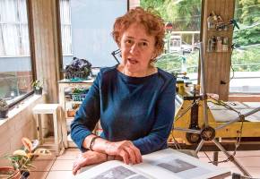 En el estudio de Ángela María Restrepo el arte se alimenta de las experiencias cotidianas. En su arte hay vestigios de las enseñanzas que recibió de los maestros Rodrigo Callejas y Aníbal Gil, referentes del arte colombiano.