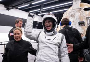 Las dos ingenieras de la tripulación Polaris Dawn se convirtieron en las mujeres que viajaron a más distancia de la Tierra. FOTO: SPACEX