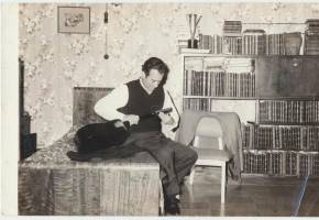 Esta foto es del archivo familiar Mejía Echeverría, la tiene enmarcada la hija de Manuel, Valeria Mejía. Ella dice que la encontró y es muy posible que poco se haya visto. Foto: Archivo familiar.