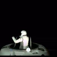 En la transmisión en vivo se vio que el capitán de la misión hizo su salida de la nave. FOTO SPACE X (CAPTURA DE PANTALLA VIDEO)