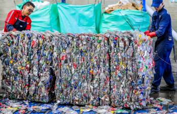 La planta de Enka en Girardota, norte del Valle de Aburrá, tiene capacidad para transformar las botellas de PET en resina apta para contacto con alimentos, es decir para volver a fabricar envases para bebidas. Está certificada por Invima y la Administración de Alimentos y Medicamentos de EE. UU. FOTO Jaime Pérez