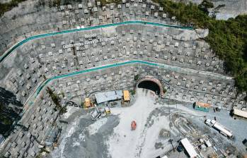 Arriba: Túnel Guillermo Gaviria Echeverri, que cruza por debajo del alto del Toyo, en la nueva autopista que se construye hacia el Urabá. Abajo: el municipio de Concepción, uno de los atractivos turísticos del oriente de Antioquia. FOTOS Juan Antonio Sánchez