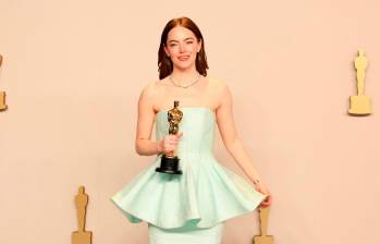 Emma Stone, una de las galardonadas en los Óscar 2024 por su actuación en Pobres Criaturas, aún disponible en salas del cine del país. Foto: Getty. 