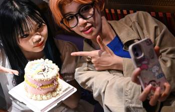 Los jugadores de “Light and night, como Feng Xinyu, han forjado lazos emocionales muy fuertes con los personajes, por eso el negocio de citas cosplay es un éxito. FOTO AFP