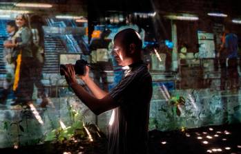 El artista Mauricio Carmona frente a la proyección de su obra en la Estación de la Sabana de Bogotá. Foto: Juanita González Cardona - Archivo Galería Santa Fe - Idartes