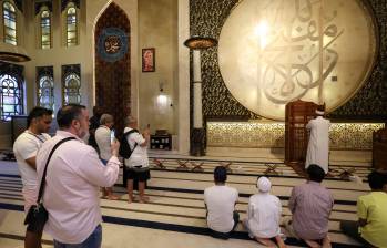 Los qataríes quieren mostrarles a los turistas extranjeros que el islam es una religión que, dicen ellos, no promueve la violencia y es acorde con sus costumbres ancestrales. FOTO AFP