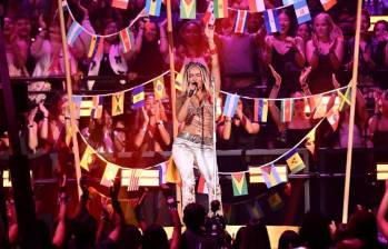 En una escenografía que recreaba el bar del videoclip de su canción, la colombiana logró conectar con el público desde los primeros instantes de su actuación. FOTO GETTY