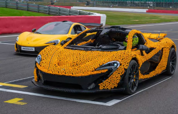 Este modelo rinde un homenaje al icónico McLaren P1, un carro híbrido que revolucionó la industria automotriz. FOTO: LEGO