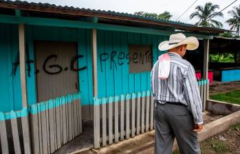 Los frentes de las casas de varios sectores rurales del municipio de Segovia son violentadas con grafitis amenazantes por los grupos al margen de la ley que se disputan el territorio. FOTO: Julio César Herrera
