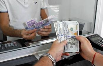 Dólar bajó luego de alcanzar su precio máximo del año. FOTO COLPRENSA. 