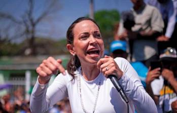 La líder opositora María Corina Machado continúa exigiendo el reconocimiento internacional de Edmundo González Urrutia, asilado en España, como presidente electo de Venezuela. FOTO: AFP