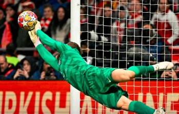 El arquero esloveno Jan Oblak se vistió de héroe al atajar dos cobros de penalti en la serie ante el Inter de Milán, que erró otro con el argentino Lautaro Martínez. FOTO X-UEFA