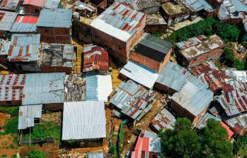 Hacen “vaca” para arreglar 100 casas en el barrio más alto de Medellín