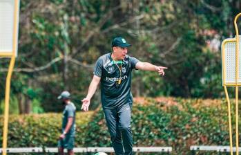 El técnico Efraín Juárez durante una de las prácticas de Nacional. FOTO @BlogVerdolaga