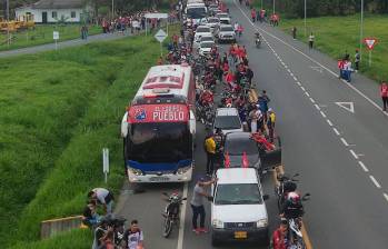 La última gran caravana que hicieron los hinchas del Medellín para viajar a Pereira a alentar al equipo en un partido fue en abril del 2022. Esa vez el cuadro antioqueño jugó contra Inter de Porto Alegre. FOTO cortesía dim 