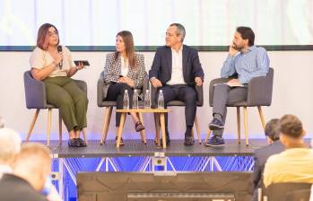 Olga Rendón (izq.), editora de El Colombiano; Juliana Manrique, directora laboral de la Andi; Juan David Correa, presidente de Protección; y Cesar Tamayo (der.), decano de Eafit. FOTO El COlombiano