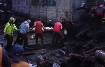 El deslizamiento de tierra en el centro de México dejó como saldo hasta el momento un niño muerto y 12 personas atrapadas que no han podido ser rescatadas. FOTO: PROTECCIÓN CIVIL DEL ESTADO DE MEXICO