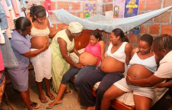 Un grupo de parteras de Buenaventura examinan mujeres embarazadas para predecir el sexo de la criatura y calcular el momento del parto. Foto: Manuel Saldarriaga.