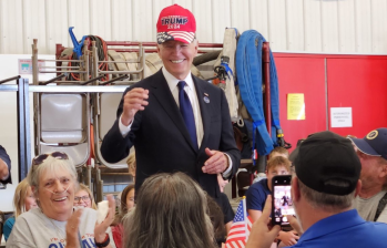 El presidente Joe Biden con una gorra de campaña de Trump durante un evento con un colectivo de bomberos en Pensilvania. FOTO: X @TrumpWarRoom