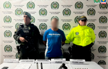 Alias Catalino fue presentado por las autoridades junto con el arma que le cogieron. FOTO CORTESÍA POLICÍA