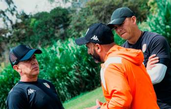 Andrés Orozco junto a sus compañeros de cuerpo técnico, planificando el entrenamiento previo al duelo ante Jaguares.FOTO CORTESIA ENVIGADO FC