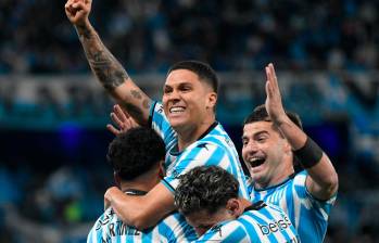El futbolista colombiano Roger Martínez debutó como profesional con Racing en 2013. Juanfer Quintero, por su parte, llegó en julio del 2023, después de terminar su vínculo con el Junior de Barranquilla. FOTO: GETTY