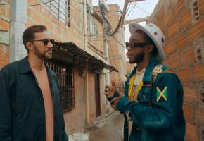 El realizador Nick Barili junto a Bomby, en el recorrido por la Comuna 13, para la docuserie En la calle, disponible en Paramount y MTV. FOTO Cortesía Paramount+ 