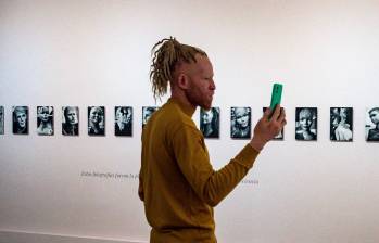 Vicente Moreno, uno de los colaboradores de la obra Bocas de Ceniza durante la exposición Cuando la muerte empezó a caminar por aquí, de Juan Manuel Echavarría. Foto Jaime Pérez Munevar.