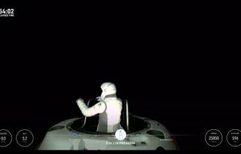 En la transmisión en vivo se vio que el capitán de la misión hizo su salida de la nave. FOTO SPACE X (CAPTURA DE PANTALLA VIDEO)