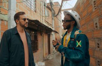 El realizador Nick Barili junto a Bomby, en el recorrido por la Comuna 13, para la docuserie En la calle, disponible en Paramount y MTV. FOTO Cortesía Paramount+ 