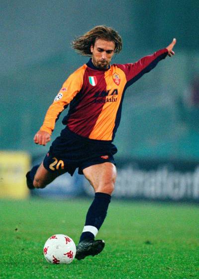Batistuta dijo en una entrevista que después de 17 años de carrera y varias lesiones empezó a sufrir dolores insoportables en las piernas. Foto: Getty