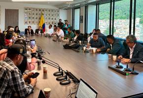 En mesas de concertación, el Ministerio del Trabajo y los transportadores definieron incluir un artículo en el proyecto de la reforma laboral para beneficiar a los conductores del país. FOTO cortesía MinTrabajo