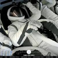 Jared Isaacman y Sarah Gillis se turnaron para salir de la nave. FOTO transmisión oficial SpaceX