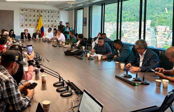 En mesas de concertación, el Ministerio del Trabajo y los transportadores definieron incluir un artículo en el proyecto de la reforma laboral para beneficiar a los conductores del país. FOTO cortesía MinTrabajo