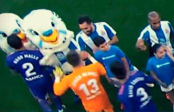 Momento en el que Mayo manosea a una mujer disfrazada de mascota. FOTO CAPTURA DE VIDEO