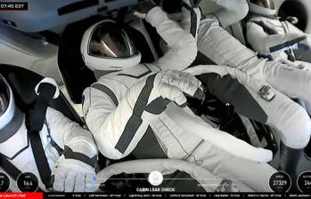 Jared Isaacman y Sarah Gillis se turnaron para salir de la nave. FOTO transmisión oficial SpaceX