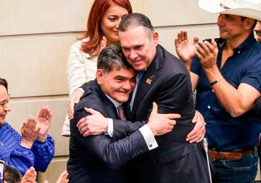 Politicos abrazados