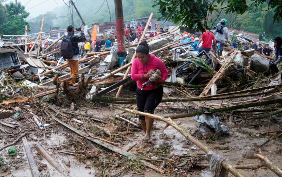 Los mismos vecinos del barrio La Esneda participaron en las labores de rescate después del deslizamiento. También prestaron sus casas para darles posada a los damnificados. FOTO cortesía