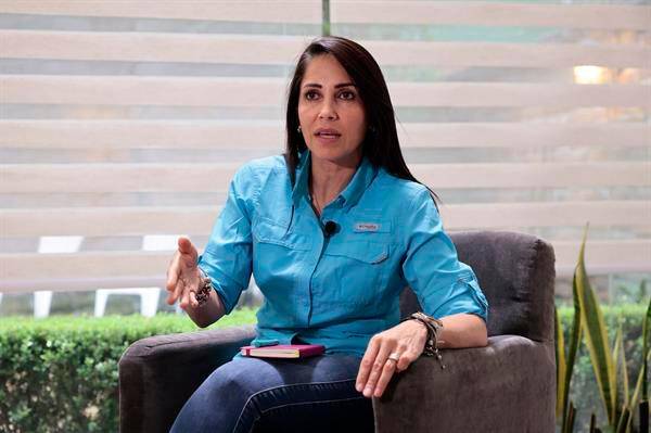 Luisa González, del Movimiento Revolución Ciudadana, encabeza las encuestas de intención de voto. Fue asambleísta y secretaria de la Administración Pública al final del gobierno de Rafael Correa. FOTO CORTESÍA