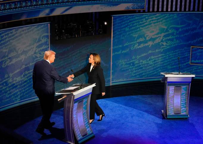 La llegada al set causó sorpresa, especialmente cuando Kamala Harris se acercó a saludar cordialmente a Donald Trump. Foto: GETTY