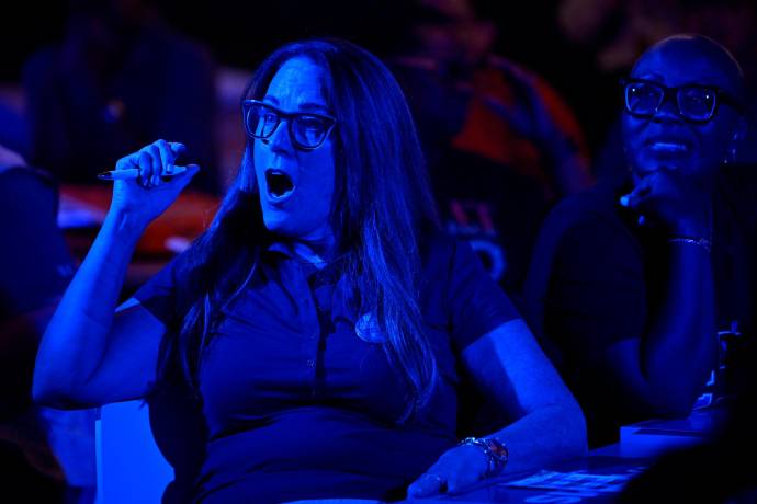 El público reacciona mientras seguían con atención el debate presidencial entre Donald Trump y Kamala Harris. Foto: GETTY