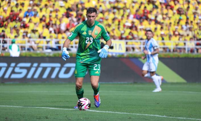 La Fifa ya estaría indagando al comisario de campo por la agresión de “Dibu” Martínez a un camarógrafo. Foto: Colprensa