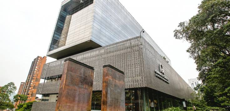 La Cámara de Comercio de Medellín para Antioquia trabaja por el bienestar de los empresarios del departamento. Tiene líneas de trabajo a favor de los pequeño, medianos y grandes comerciantes. FOTO jaime pérez.