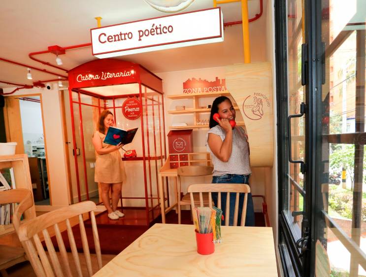 La Cabina Literaria está estrenando espacio en Laureles. Desde hoy puede tardear y enviar poemas por teléfono. FOTO esneyder gutiérrez