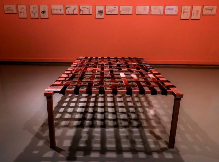 En la exposición se recrean algunos de los dibujos, como este catre. Foto Jaime Pérez.