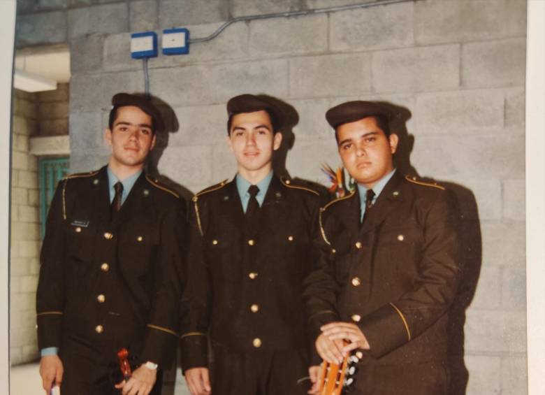El cantante Juan Fernando Gutiérrez durante una de sus presentaciones con la Policía Metropolitana durante su servicio como policía bachiller. FOTO: Cortesía.