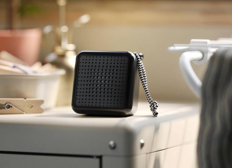 VAPPEBY Parlante portátil BluetoothImpermeable/negro $99.990Escuche su música favorita en el lugar que quiera porque puede llevar su parlante al jardín, la playa o el baño. El altavoz portátil VAPPEBY es resistente al agua y tiene un sonido de calidad para su tamaño. Conecte dos altavoces para un sonido estéreo.